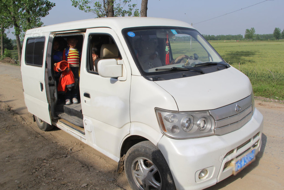 河南信阳一家幼儿园9座面包车塞23个孩子组图