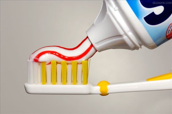 牙膏管底部颜色条代表牙膏成分?