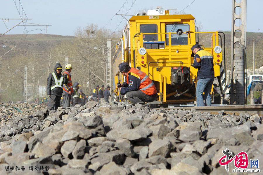 5月6日，工作人员正在京包铁路（卓资山至葫芦段）进行线路捣固作业。