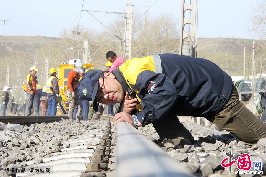5月6日，工作人员霍刚正在对捣固过的铁轨线路进行水平校准。