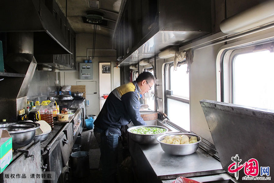 月6日，乌兰察布市卓资山站，工作人员正在宿营车内准备午餐。