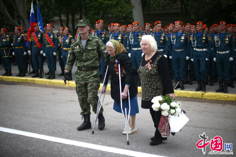 当地时间2014年5月9日，克里米亚塞瓦斯托波尔，二战老兵参加胜利日69周年阅兵仪式。 图片来源：CFP