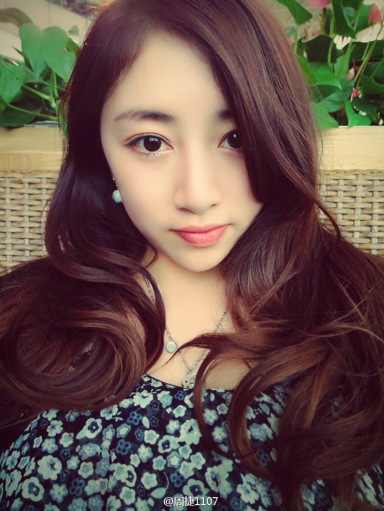 组图:邹凯艺体女友平衡木上练功大秀一字马