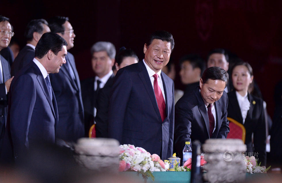 5月12日，中國國家主席習近平與土庫曼總統別爾德穆哈梅多夫在北京勞動人民文化宮共同出席世界汗血馬協會特別大會暨中國馬文化節活動。cnsphoto/廖攀 攝