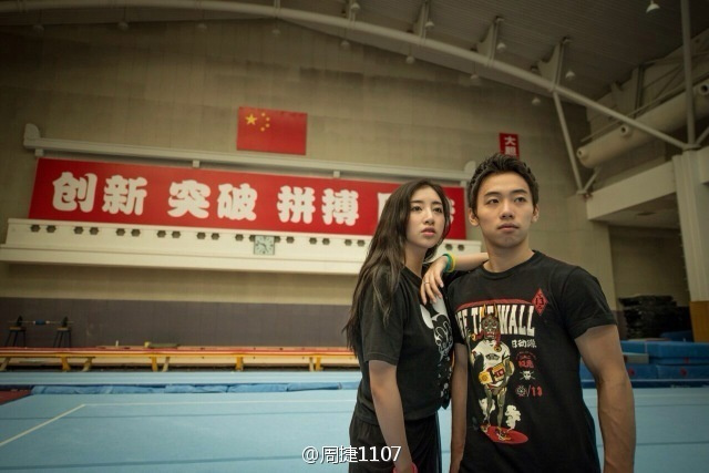 高清:<em>邹凯女友</em>平衡木上秀一字马 显示高超功底