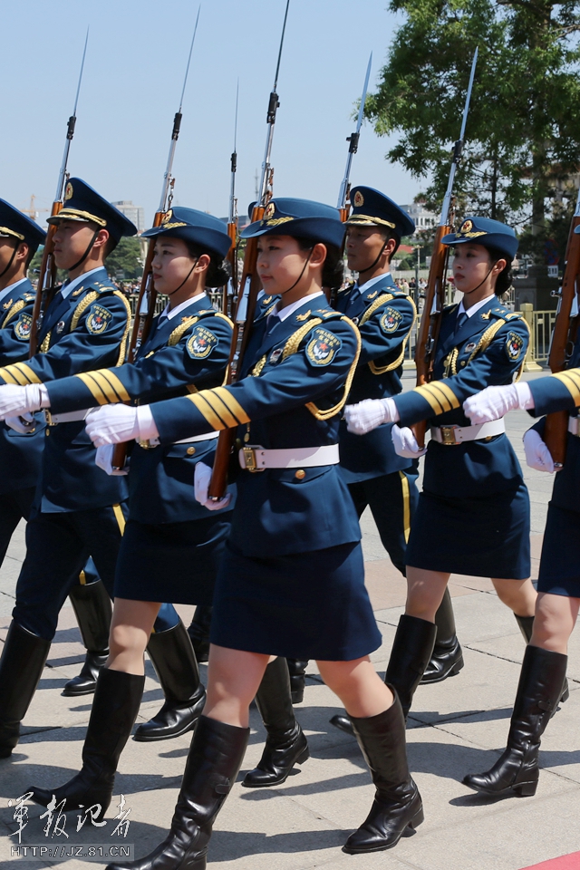 我軍史上首批儀仗女兵正式亮相