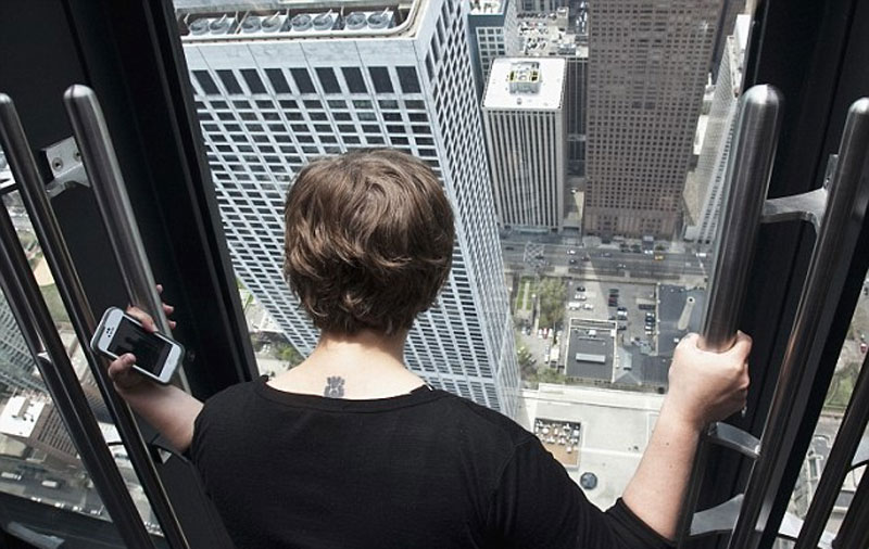 芝加哥摩天樓開放304米高透明觀景臺 挑戰遊客膽量
