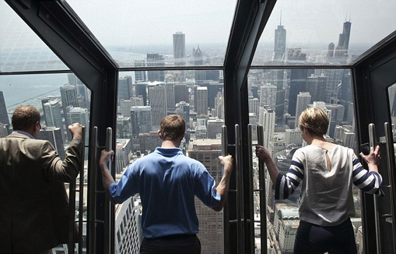 芝加哥摩天樓開放304米高透明觀景臺 挑戰遊客膽量