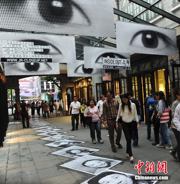 上海街头现黑白肖像 拼贴城市表情