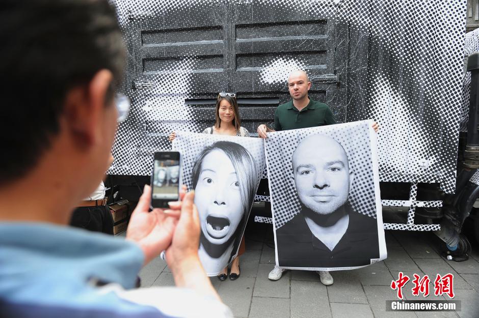上海街头现黑白肖像 拼贴城市表情