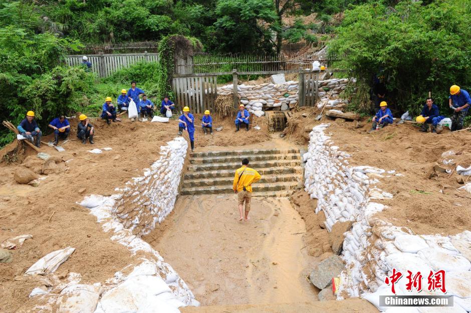 廣深港高鐵因暴雨導(dǎo)致局部山體滑坡 鐵路中斷運(yùn)行