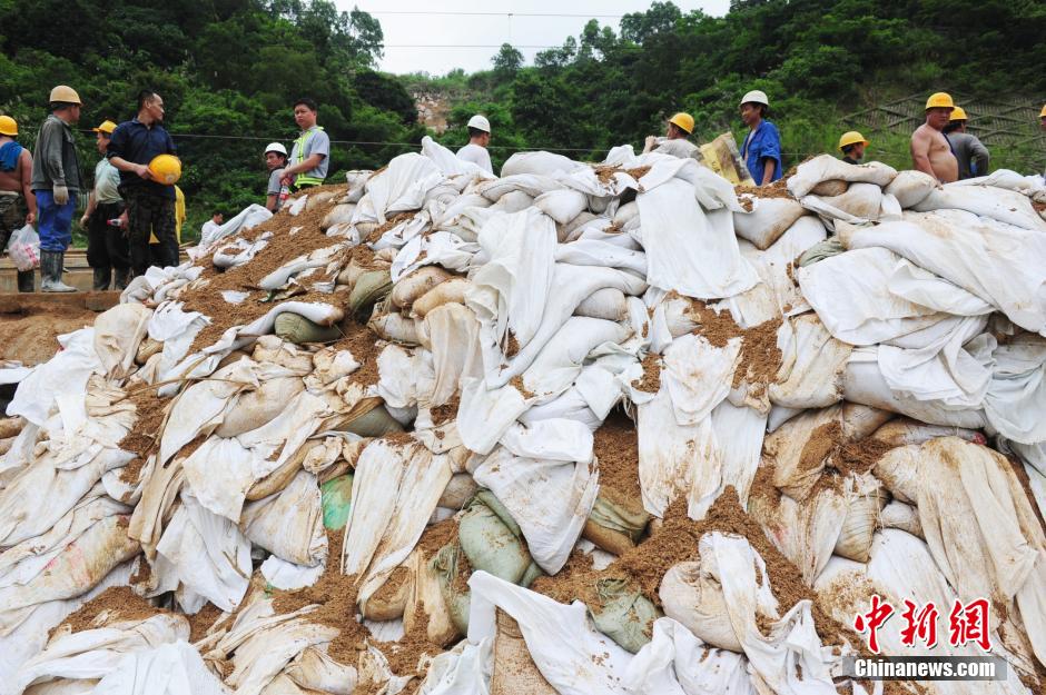 廣深港高鐵因暴雨導(dǎo)致局部山體滑坡 鐵路中斷運(yùn)行