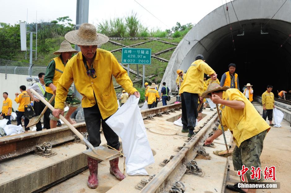 广深港高铁因暴雨导致局部山体滑坡 铁路中断运行