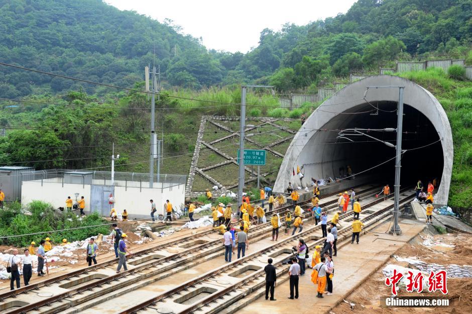 廣深港高鐵因暴雨導(dǎo)致局部山體滑坡 鐵路中斷運(yùn)行