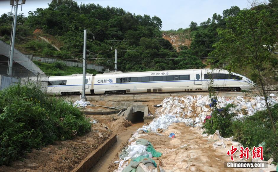 广深港高铁因暴雨导致局部山体滑坡 铁路中断运行