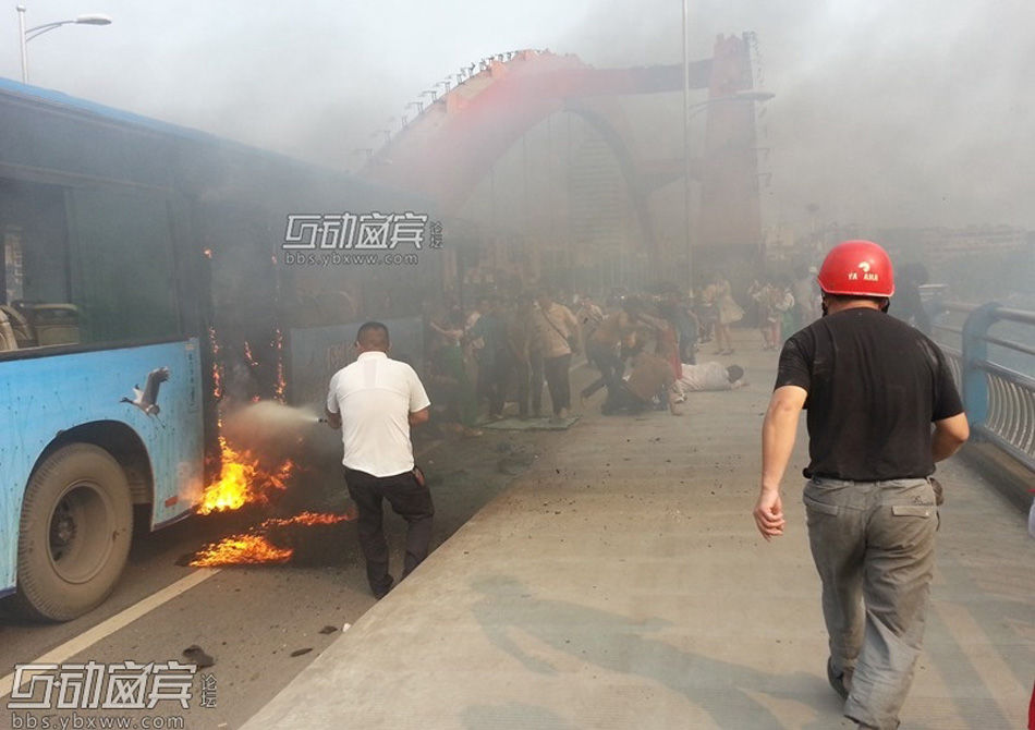 宜宾公交纵火事件逃生瞬间 宜宾公交纵火事件逃生瞬间