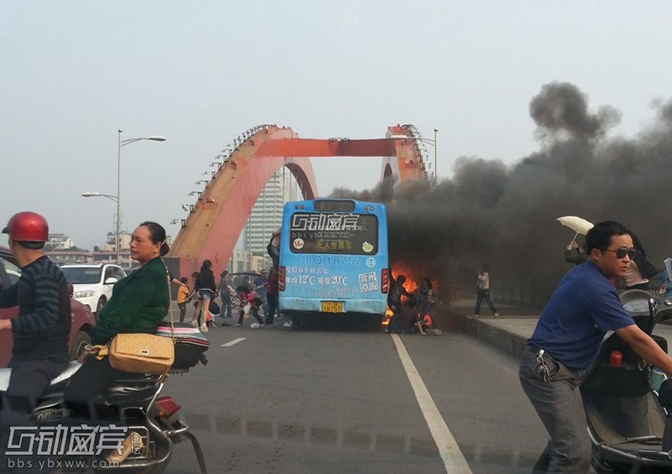 宜宾公交纵火事件逃生瞬间