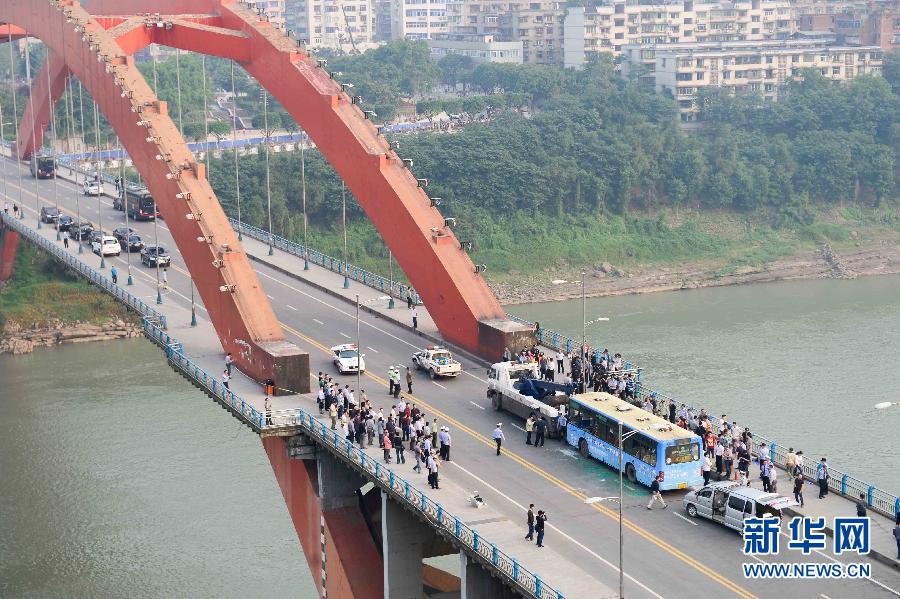 宜宾公交纵火事件逃生瞬间