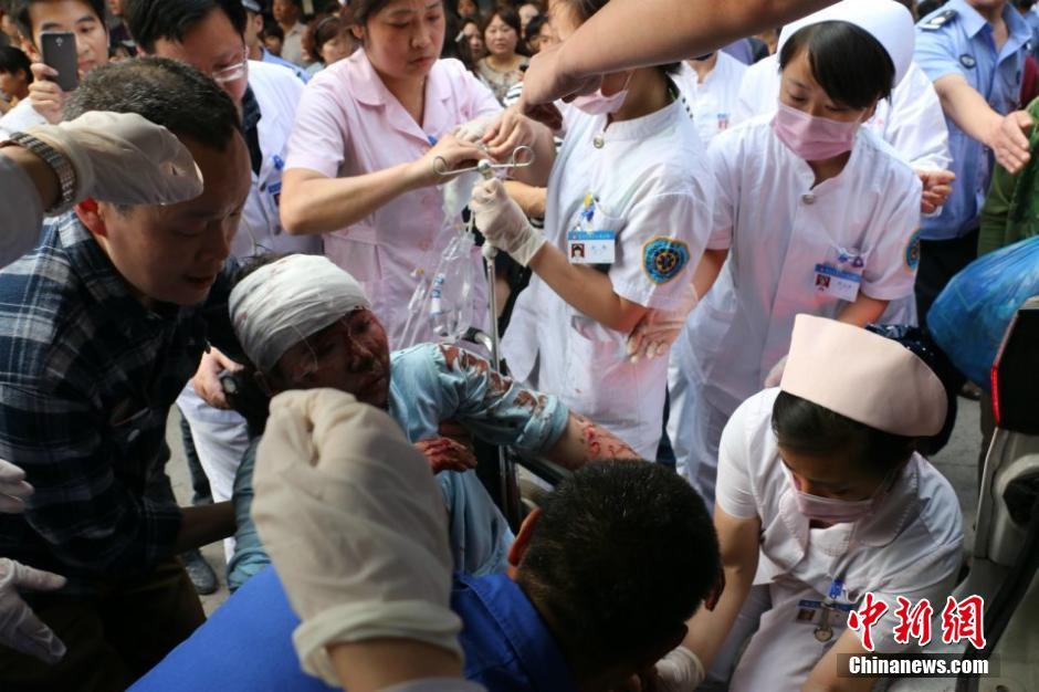 宜宾公交纵火事件逃生瞬间