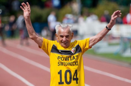 波兰104岁老人百米跑32秒破记录