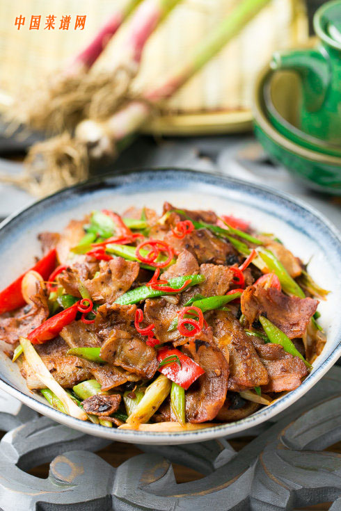 灯盏窝制作要点:选料上,肥瘦均匀相间的五花肉和二刀肉都可以.