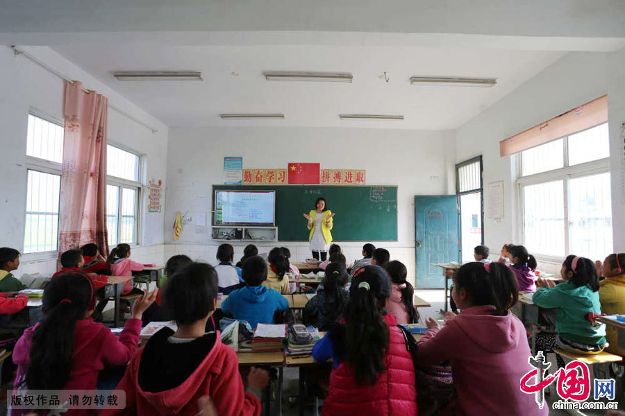 杨巧接手的班是四年级语文科目，42名同学，大多数孩子都是留守儿童，而且学生成绩差异很大。