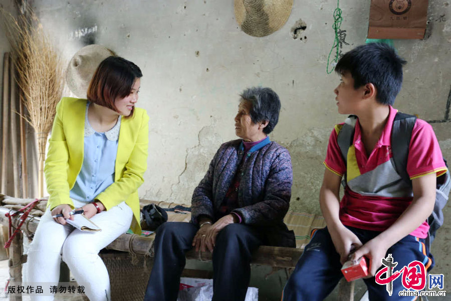 张天赐（右）是在奶奶的关爱下一步步成长的，奶奶特别叮嘱杨巧老师，要严加看管孙子在学校的学习。