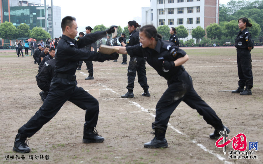 四川廣安：女子特警隊現身反恐防暴實戰演練[組圖]