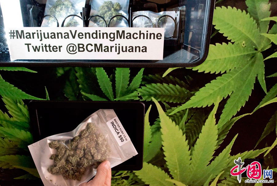 当地时间2014年5月9日，加拿大温哥华，当地新安装了一个大麻自动贩卖机。新鲜的大麻被封装在塑料袋内，每半盎司(约14克)售价50加元。这里的产品只出售给医用大麻使用者。这是加拿大首个大麻自动贩卖机。图片来源：CFP