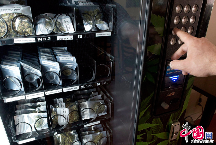 當地時間2014年5月9日，加拿大溫哥華，當地新安裝了一個大麻自動販賣機。新鮮的大麻被封裝在塑膠袋內，每半盎司(約14克)售價50加元。這裡的産品只出售給醫用大麻使用者。這是加拿大首個大麻自動販賣機。圖片來源：CFP