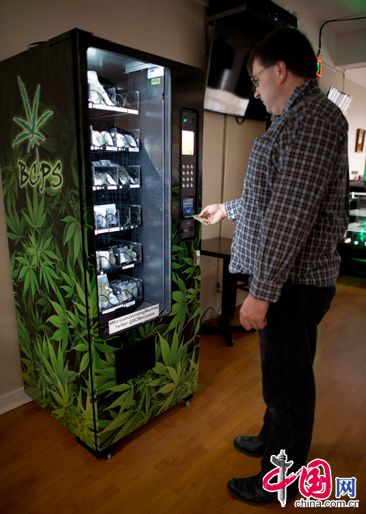當地時間2014年5月9日，加拿大溫哥華，當地新安裝了一個大麻自動販賣機。新鮮的大麻被封裝在塑膠袋內，每半盎司(約14克)售價50加元。這裡的産品只出售給醫用大麻使用者。這是加拿大首個大麻自動販賣機。圖片來源：CFP