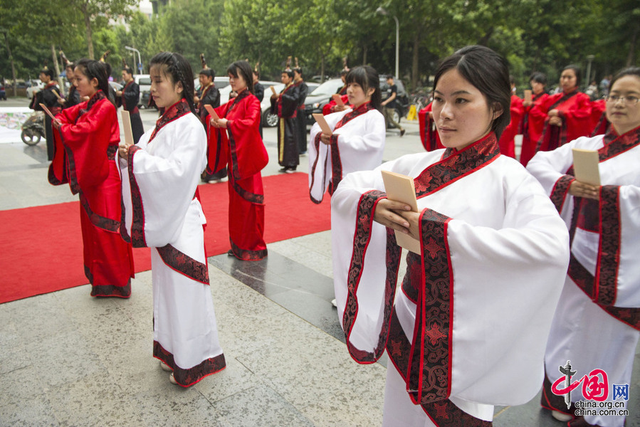 河南郑州：毕业季高校学子着汉服行传统谢师礼[组图]