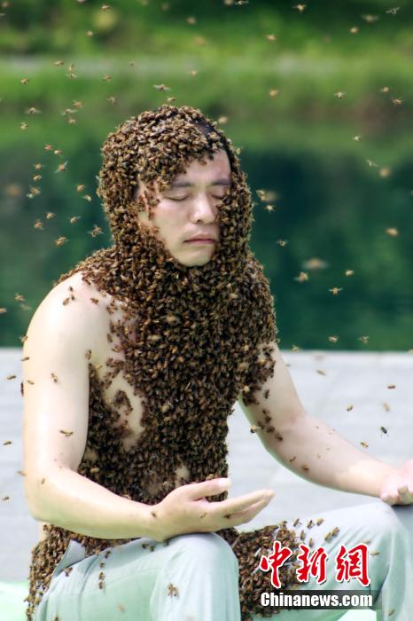 江西“第一蜂人”蜜蜂裹身53分鐘 創世界紀錄