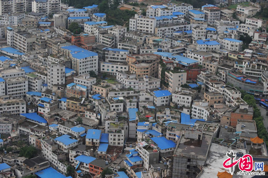 2014年5月14日，贵阳，云岩区许多居民楼房顶大量空中“棚户区”。图片来源：cfp