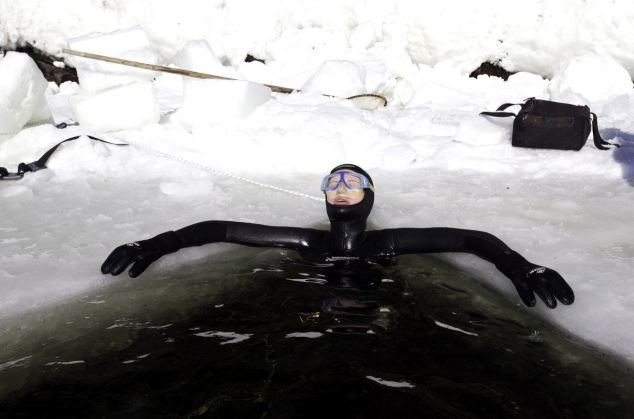 俄潛水員冰封北冰洋下挑戰極限潛水[組圖]