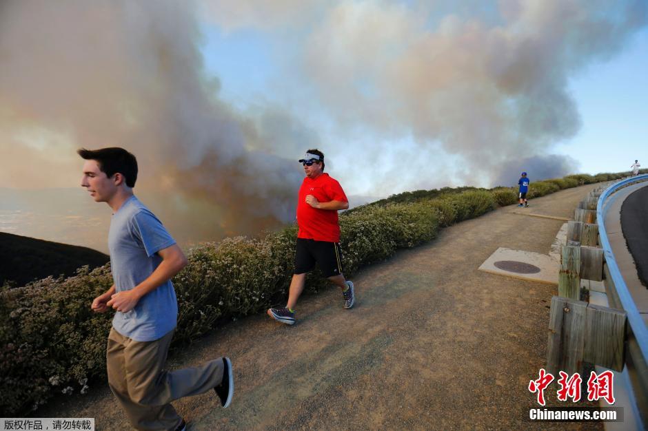美國加州山火蔓延 過火面積超1500公頃數千人疏散