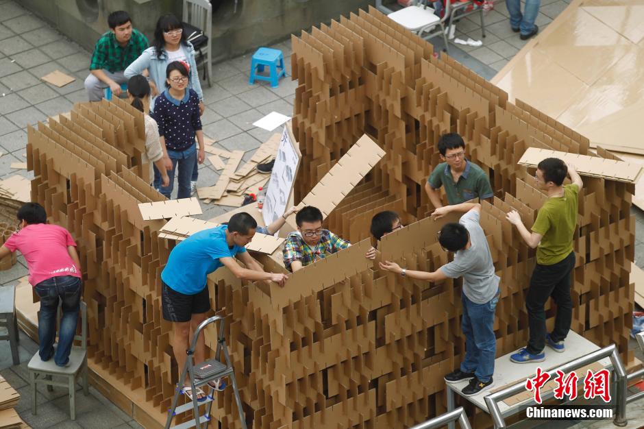 重慶學生紙板搭建造型千奇百怪房屋