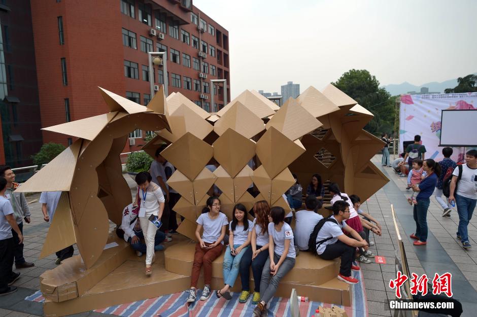 重慶學生紙板搭建造型千奇百怪房屋