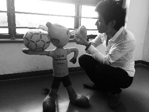 <em>北京发型师</em>用碎头发拼出巴西世界杯吉祥物(图