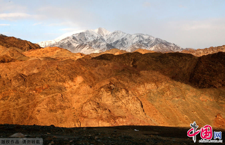 圖為新疆哈密雪後的天山峽谷在余輝的照射下顯得分外妖嬈。