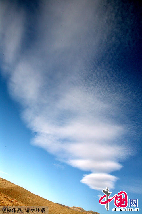 图为新疆哈密雪后的天山峡谷白云飘。