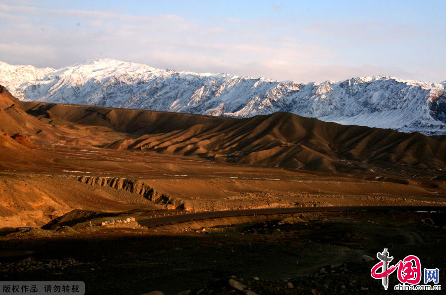 图为新疆哈密雪后的天山峡谷在余辉的照射下显得分外妖娆。