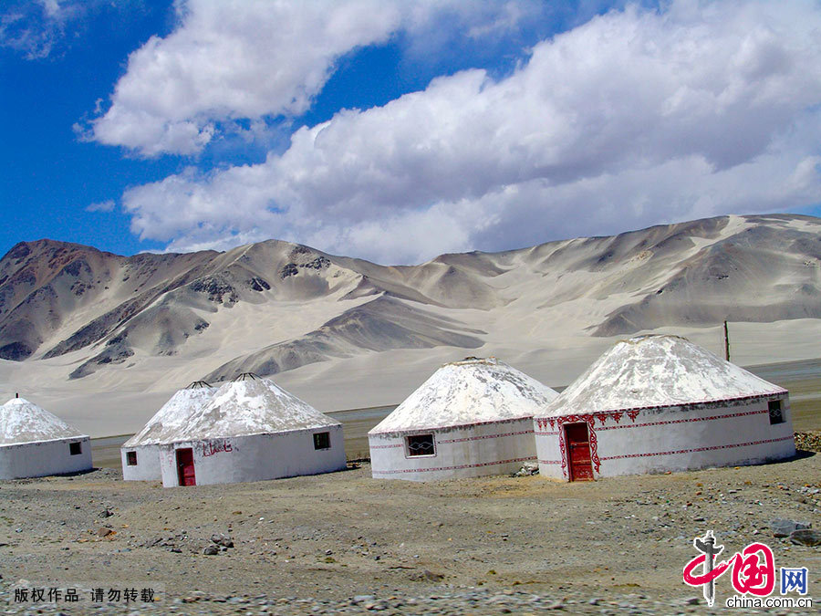 帕米尔高原上柯尔克孜族人居住的帐篷。 中国网图片库 孙继虎 摄 