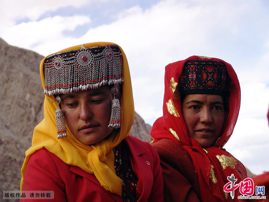 图为柯尔克孜族妇女，这里的女性一般喜欢穿红色的短装和连衣裙。 中国网图片库 孙继虎 摄 
