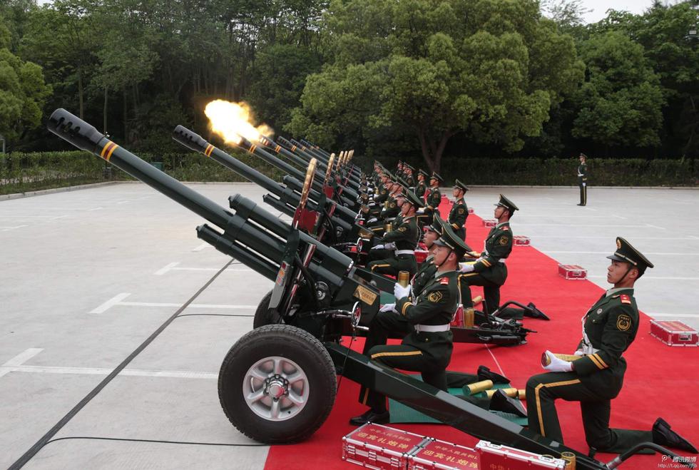 18日下午16時53分，上海，歡迎吉爾吉斯斯坦總統阿塔姆巴耶夫參加亞信峰會到訪儀式上，共和國禮炮部隊鳴21響迎賓禮炮。我國禮炮部隊首次在京外亮相。
