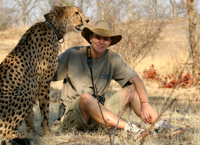 非洲男子收養孤兒獵豹