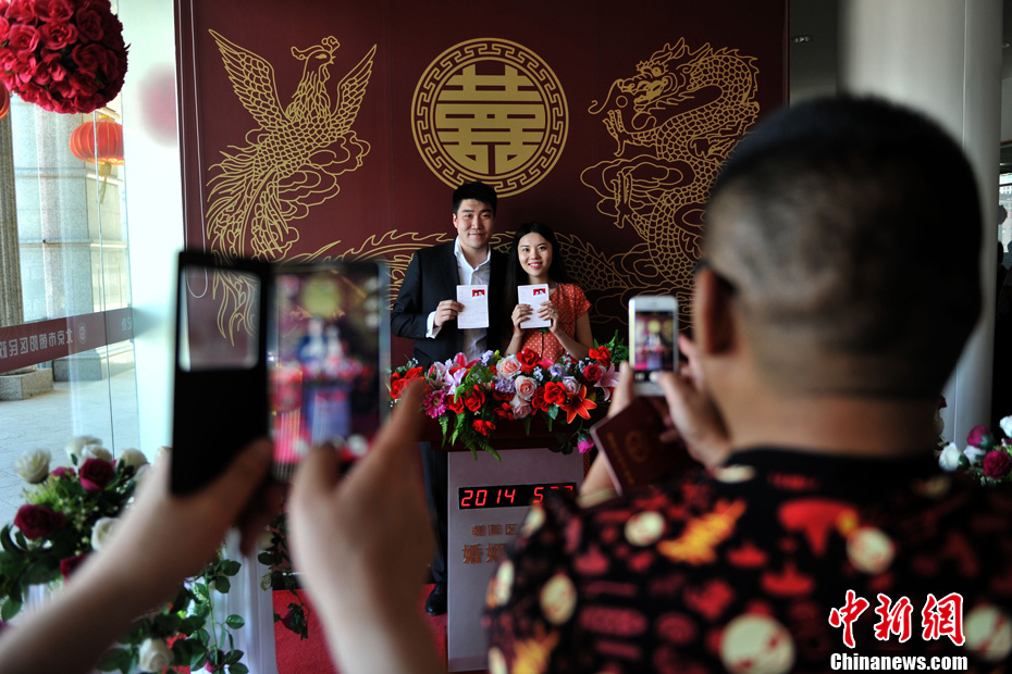 网络情人节“520”来袭 北京准新人扎堆登记结婚