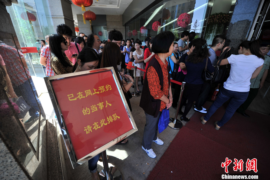 网络情人节“520”来袭 北京准新人扎堆登记结婚