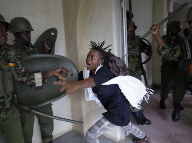 肯尼亚学生抗议高学费与防暴警察冲突