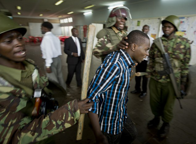 肯尼亚学生抗议高学费与防暴警察冲突
